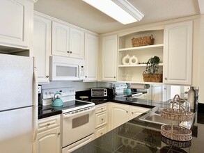 2901 Peninsula Rd in Oxnard, CA - Building Photo - Building Photo
