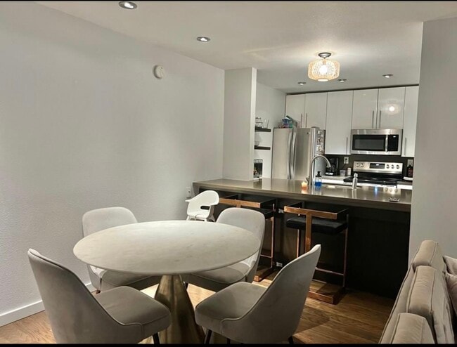 141 S Clark Dr, Unit 106 in West Hollywood, CA - Foto de edificio - Building Photo