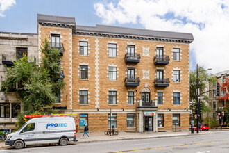 400-410 Sherbrooke Rue E in Montréal, QC - Building Photo - Building Photo