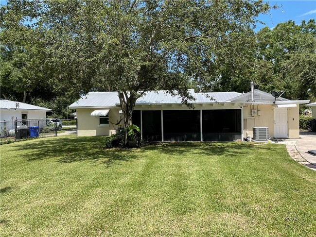 2075 34th Ave in Vero Beach, FL - Building Photo - Building Photo