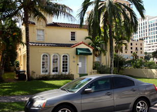 122 Menores Ave in Coral Gables, FL - Foto de edificio - Building Photo