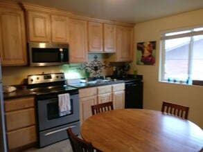 220 E 300 N, Unit 220 E in Pleasant Grove, UT - Foto de edificio - Building Photo