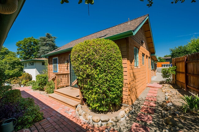 4979 Randlett Dr in La Mesa, CA - Foto de edificio - Building Photo