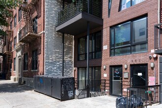 251 S 3rd St in Brooklyn, NY - Foto de edificio - Building Photo
