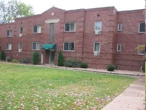 Pine Meadow Court in Maplewood, MO - Building Photo - Building Photo