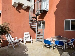 229 Detroit Ave, Unit Apartment in Huntington Beach, CA - Building Photo - Building Photo