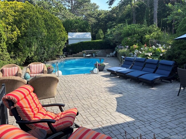 property at 2 W Hillover Rd