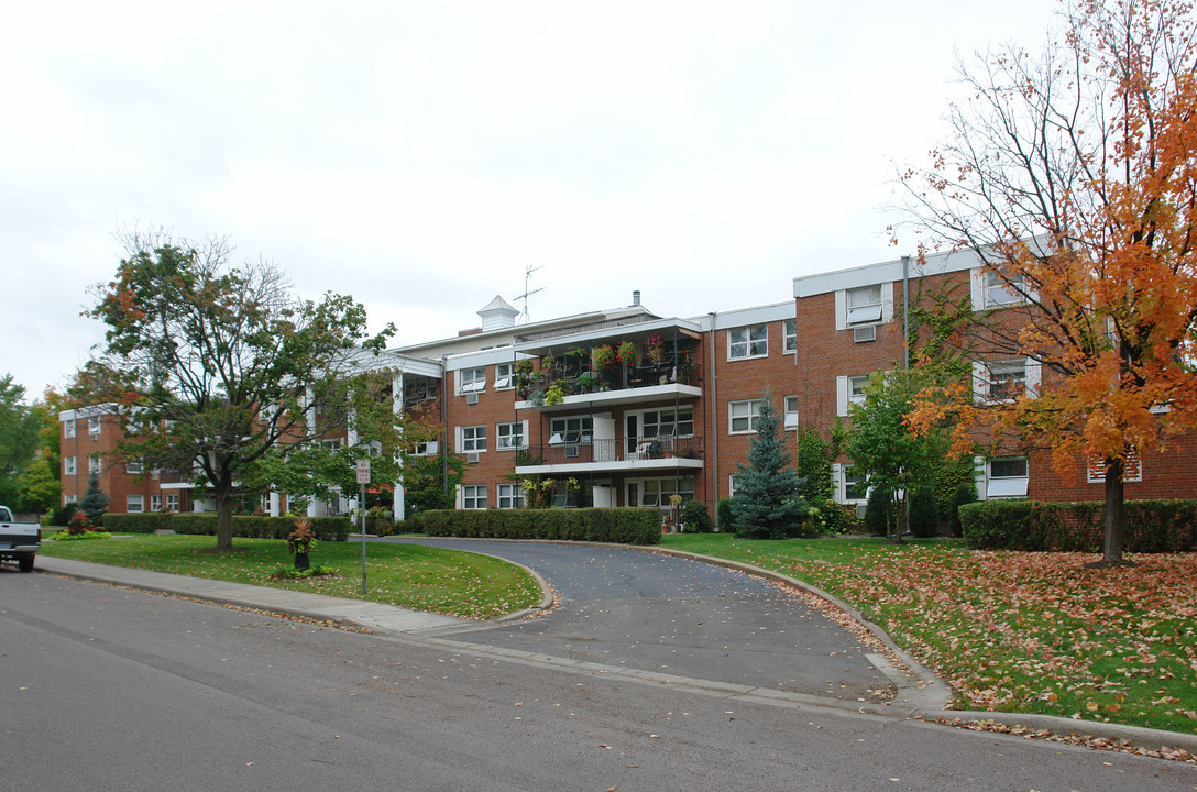 Highcroft Manor in Wayzata, MN - Foto de edificio