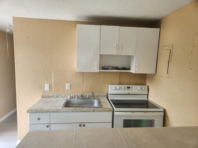 134 W 24th St in Riviera Beach, FL - Building Photo - Building Photo