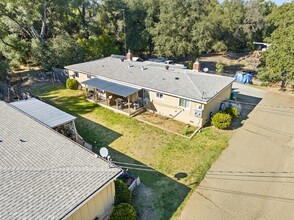 1001 Elizabeth Ln in El Dorado, CA - Foto de edificio - Building Photo