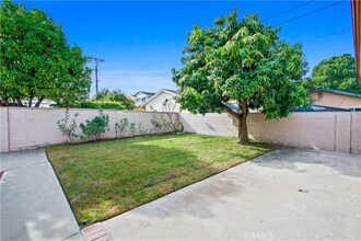 8725 San Antonio Dr in Buena Park, CA - Foto de edificio - Building Photo