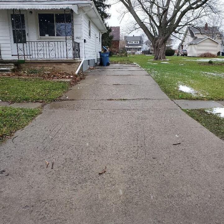 3042 Denver Ave in Lorain, OH - Building Photo