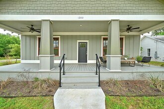 1200 Woodlawn St in Lockhart, TX - Building Photo - Building Photo