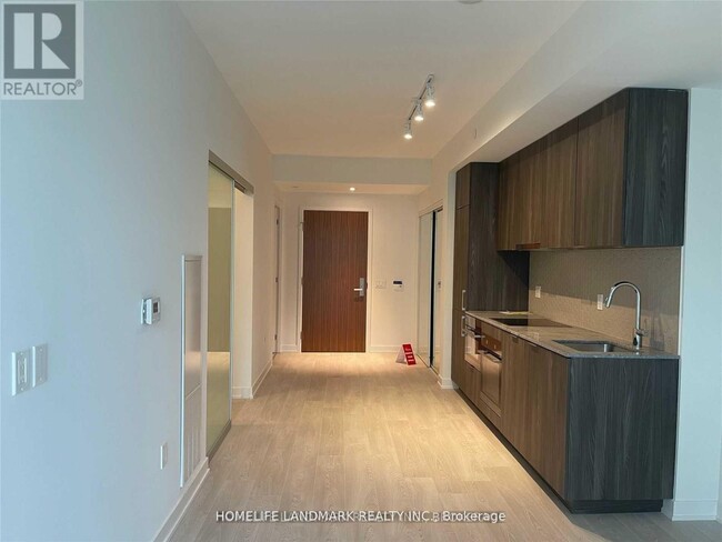 15 Queens Quay E in Toronto, ON - Building Photo - Building Photo