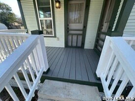 506 S Goodrich St in Seguin, TX - Building Photo