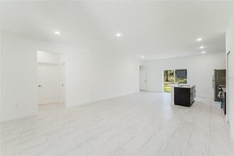 627 W Glenhaven Dr in Citrus Springs, FL - Building Photo - Building Photo