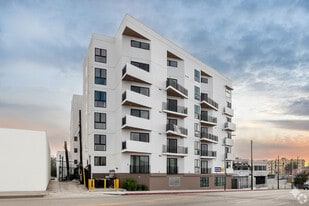 Coronado Residences in Los Angeles, CA - Building Photo
