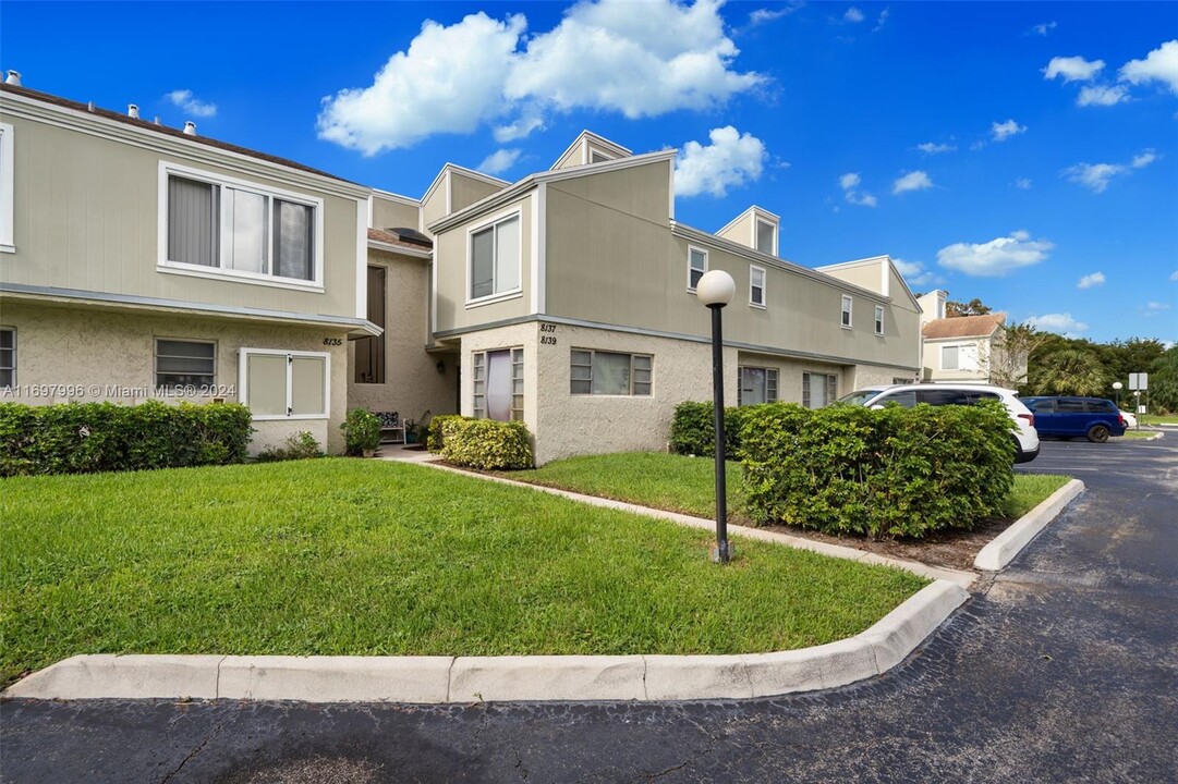 8137 Lagos De Campo Blvd in Tamarac, FL - Building Photo