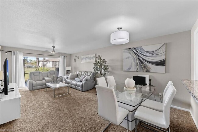 1358 Derbyshire Ct in Naples, FL - Foto de edificio - Building Photo