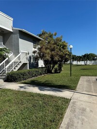 439 NE 210th Cir Terrace in Miami, FL - Foto de edificio - Building Photo