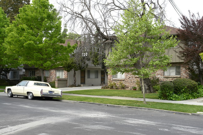 720 Madison Ave in Redwood City, CA - Foto de edificio - Building Photo