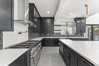 10070 Cedardale Dr in Houston, TX - Building Photo - Building Photo