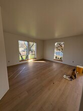 1925 NW Woodland Dr in McMinnville, OR - Foto de edificio - Building Photo