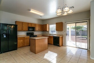 1937 E Lusitano Loop in San Tan Valley, AZ - Building Photo - Building Photo