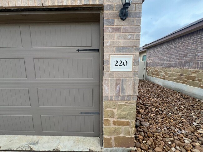 220 Kaspar Way in Canyon Lake, TX - Building Photo - Building Photo