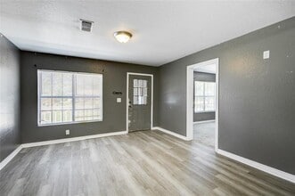 136 Dodge St in Clute, TX - Building Photo - Building Photo