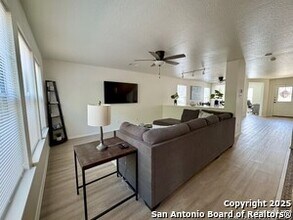 156 Booker Palm in San Antonio, TX - Foto de edificio - Building Photo