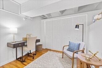 12 Stoneholm St, Unit 417 in Boston, MA - Foto de edificio - Building Photo