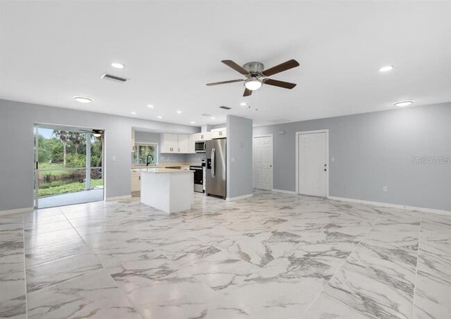 21066 Midway Blvd in Port Charlotte, FL - Building Photo - Building Photo