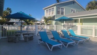 148 Cleveland Dr in Sarasota, FL - Building Photo - Building Photo