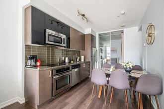 130 Eglinton Ave E in Toronto, ON - Building Photo - Building Photo