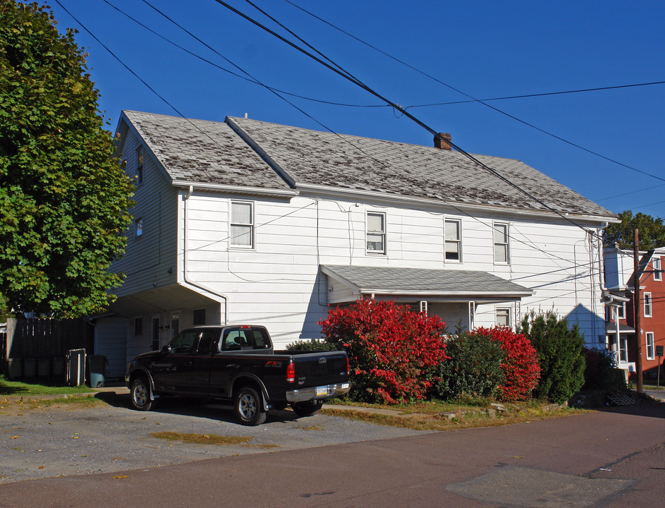 341-343 E 4th St in Bloomsburg, PA - Foto de edificio