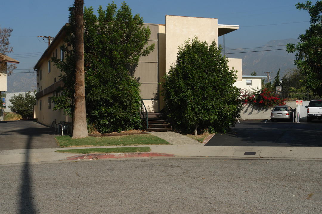 10420 Parr Ave in Sunland, CA - Foto de edificio