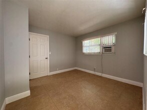 925 NE 17th Ave, Unit 5 in Fort Lauderdale, FL - Building Photo - Building Photo