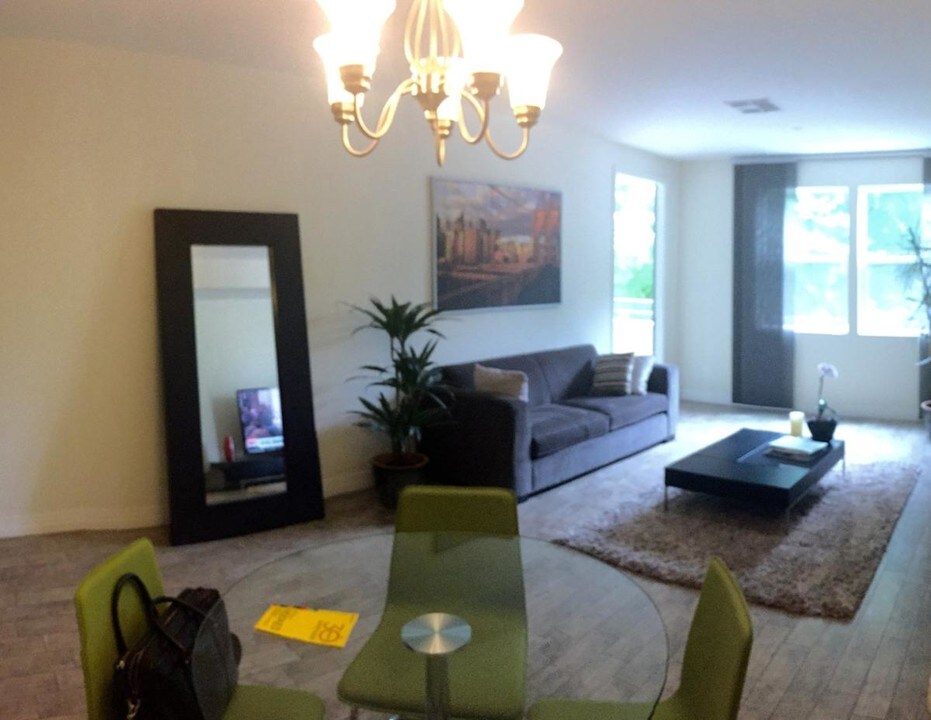 7100 Playa Vista Dr in Los Angeles, CA - Building Photo
