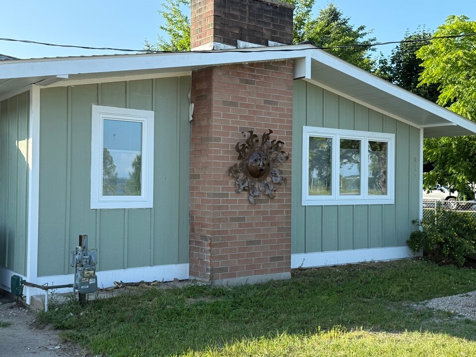 8622 Cairn Hwy in Elk Rapids, MI - Building Photo