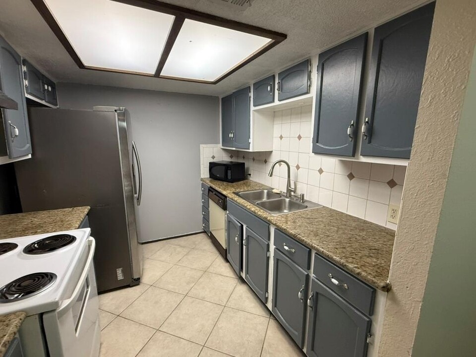 907 E Meadowmere Ln in Austin, TX - Building Photo