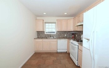 74 Firwood Rd in Port Washington, NY - Building Photo - Building Photo