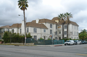 355 S McCarty Dr in Beverly Hills, CA - Foto de edificio - Building Photo