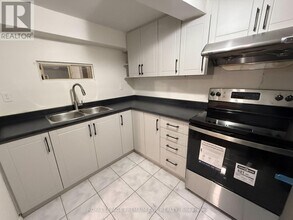 2 Dina Rd in Vaughan, ON - Building Photo - Building Photo