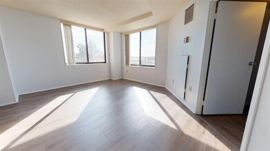 204 Harmon Cove Tower in Secaucus, NJ - Foto de edificio - Building Photo