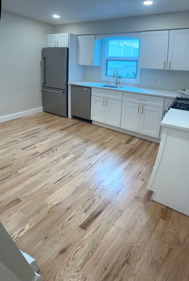 32 Almond St, Unit 2 bedroom duplex in Staten Island, NY - Building Photo - Building Photo