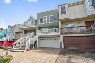 5 Tiki Cir in Tiki Island, TX - Building Photo