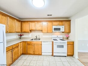 61 Liddle Ave in Edison, NJ - Building Photo - Building Photo