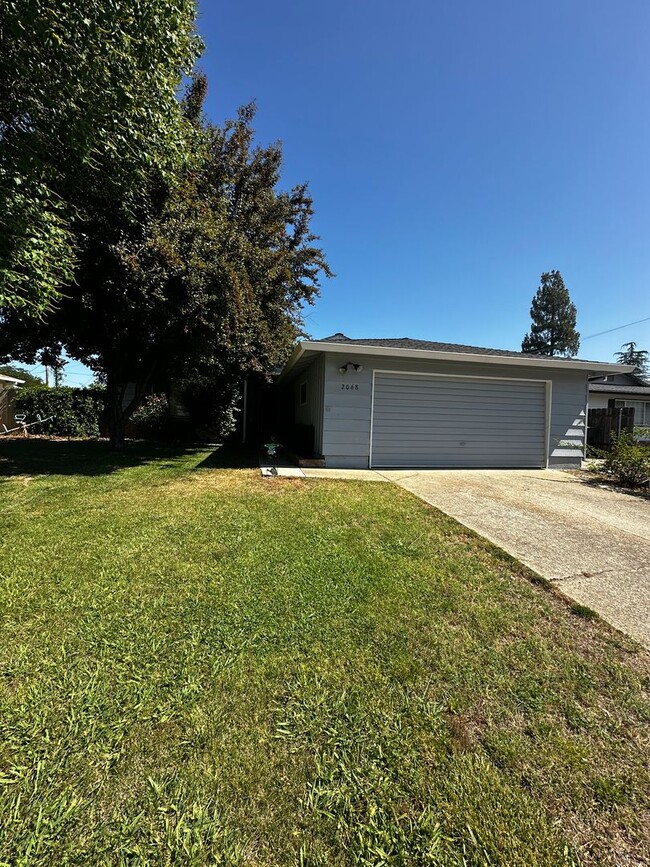 2068 Glengary Dr in Redding, CA - Building Photo - Building Photo
