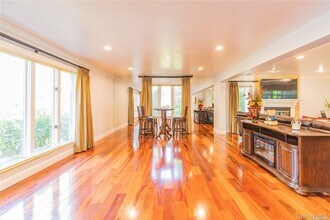 12 Bolton Dr in Manhasset, NY - Building Photo - Building Photo